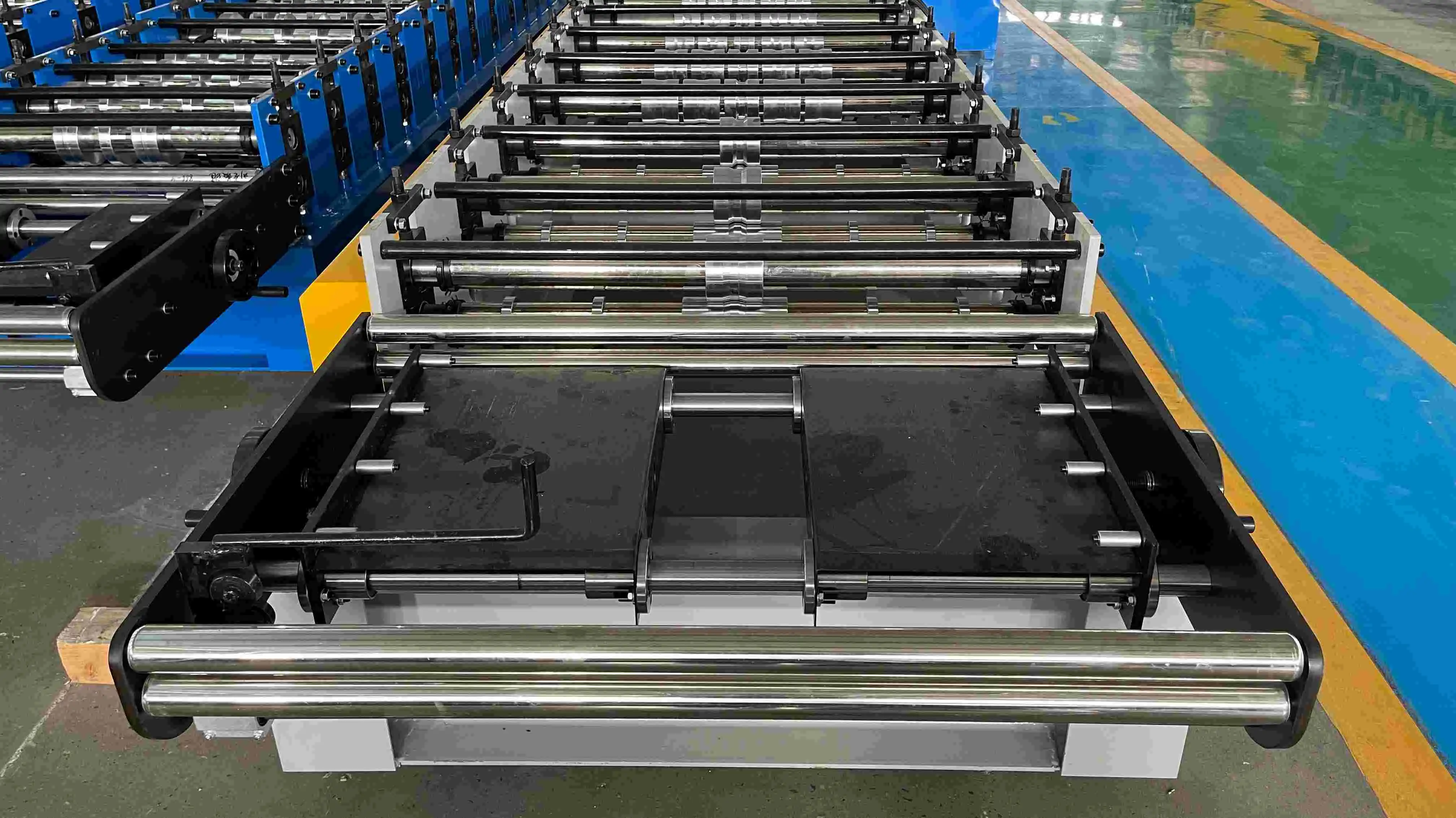 C10 trapezoidal roof sheet roll forming machine (1)