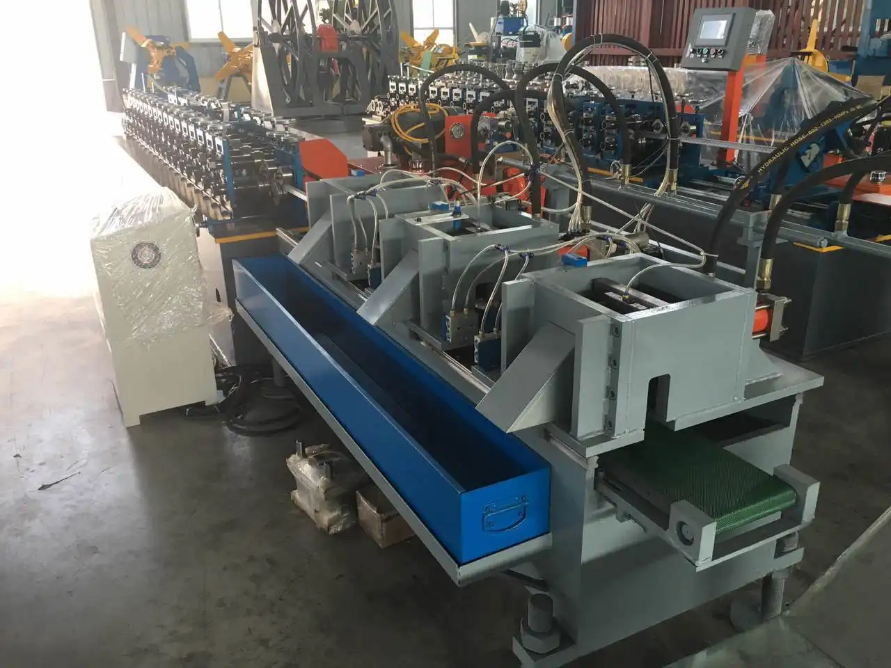 Switching dies on a t bar roll forming machine without losing alignment