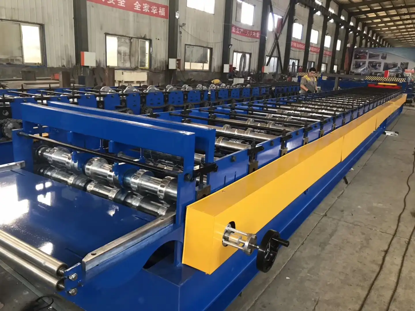 Choosing between a metal roof deck roll forming machine and composite lines