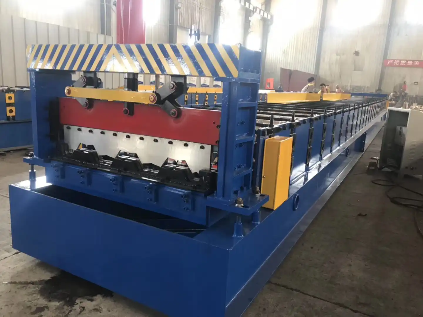Why tall building crews run a floor deck roll forming machine on site