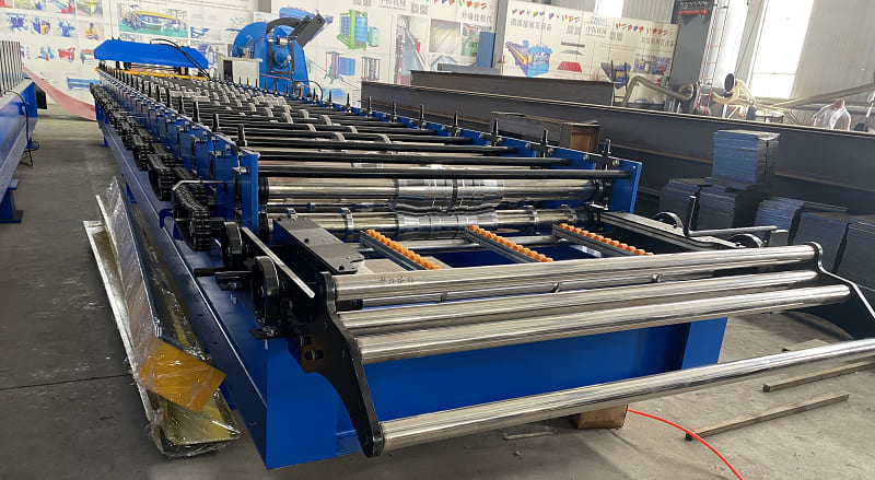 Tr4 roof panel rolling forming machine